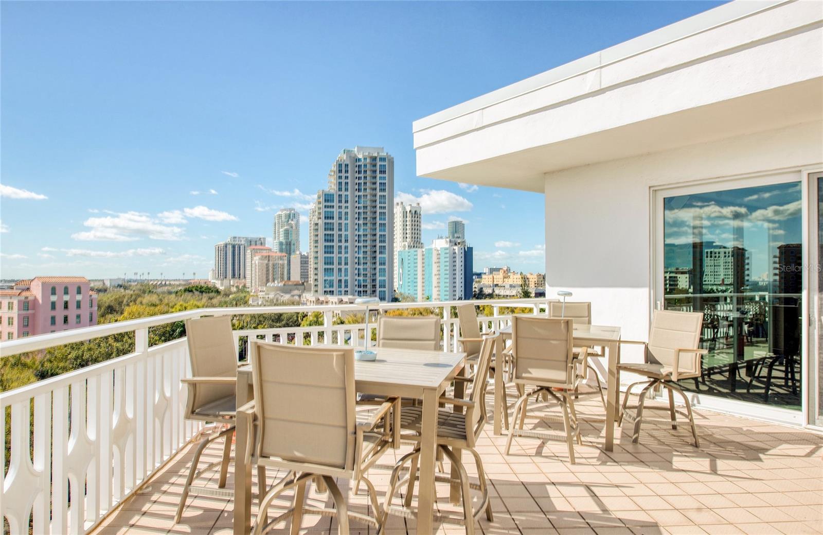 Image 37 of 48 For 700 Beach Drive Ne 406