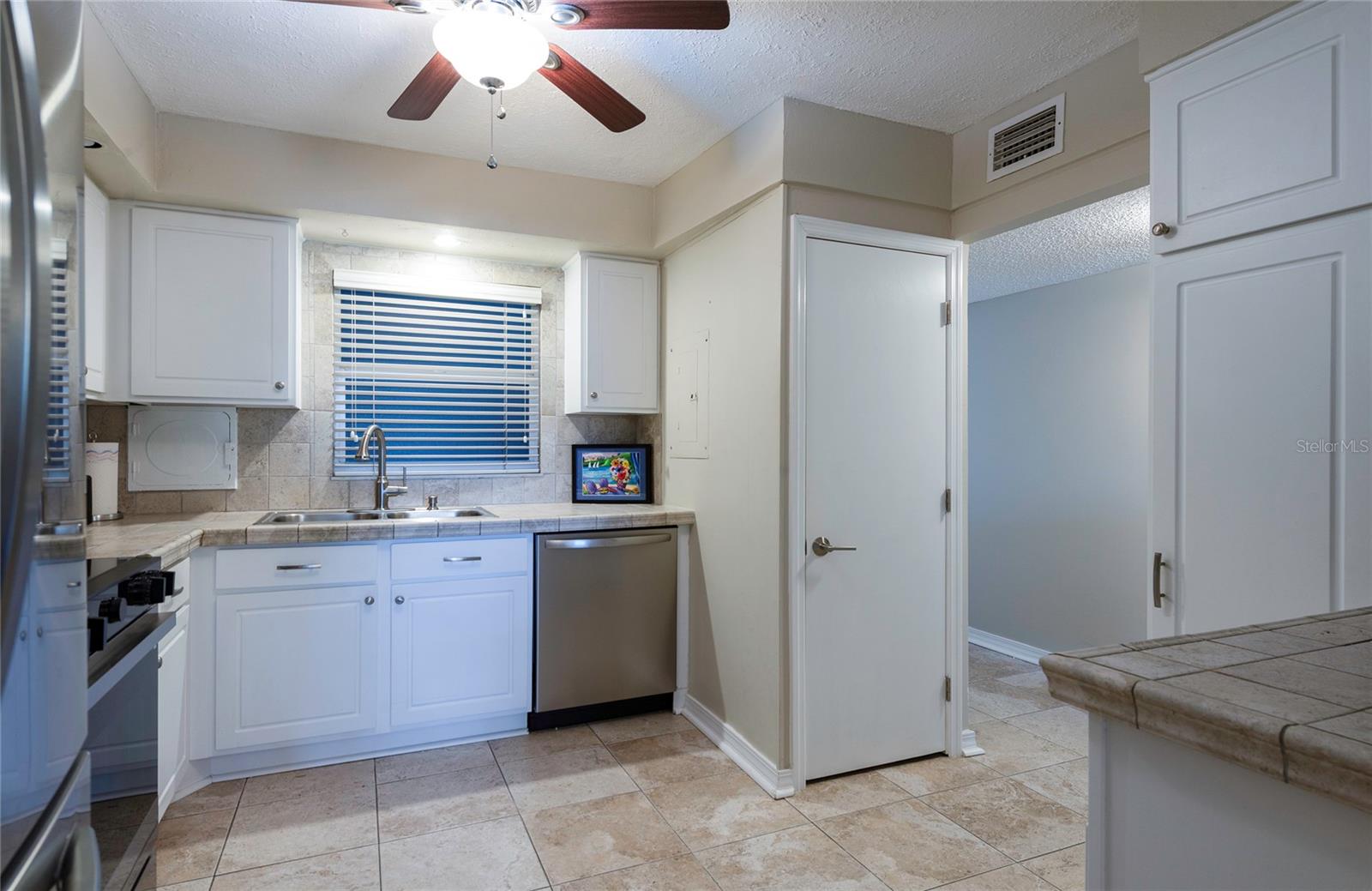 Image 7 of 48 For 700 Beach Drive Ne 406