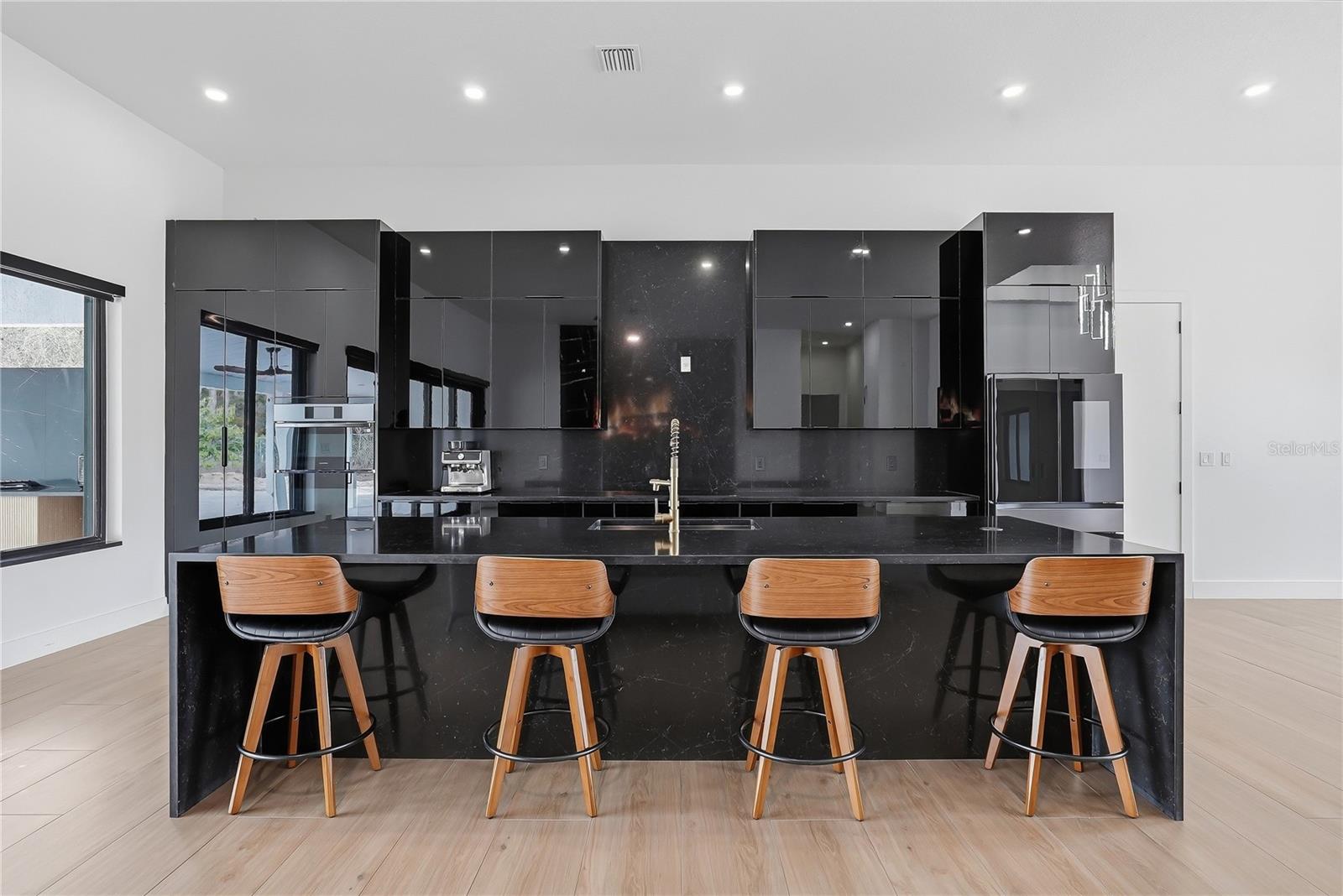 Listing photo id 13 for 17736 Overstreet Lane