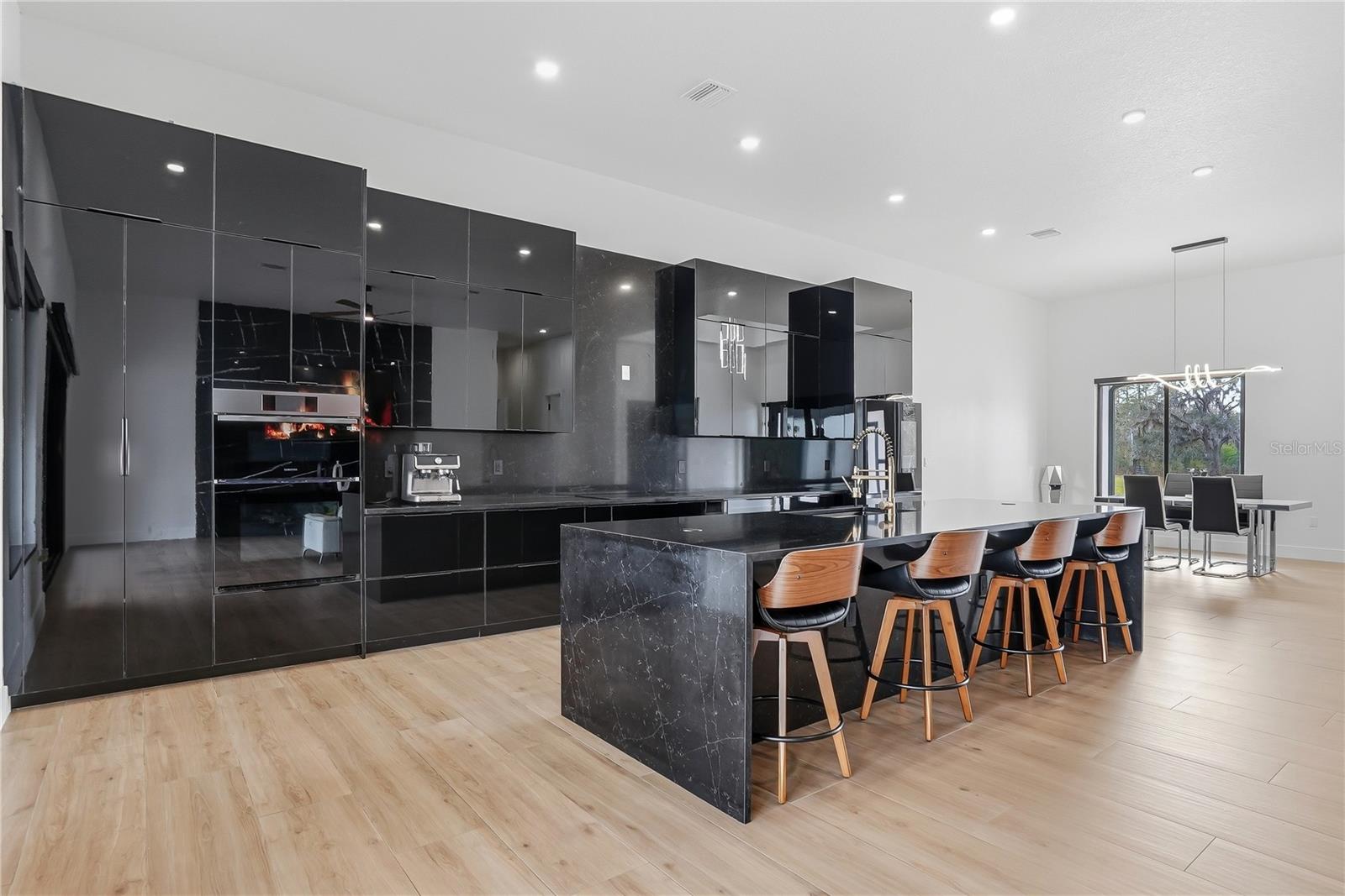 Listing photo id 14 for 17736 Overstreet Lane