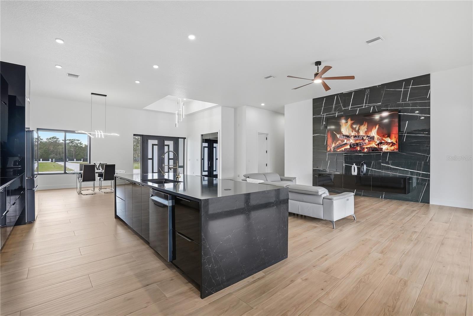 Listing photo id 16 for 17736 Overstreet Lane