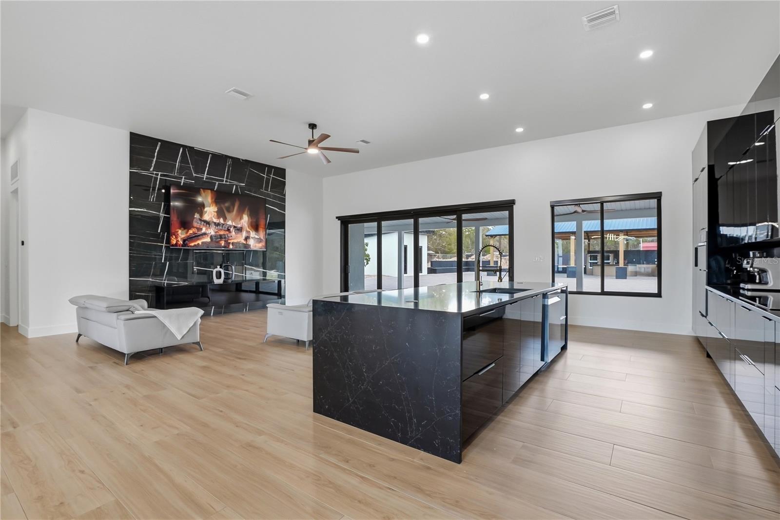 Listing photo id 18 for 17736 Overstreet Lane