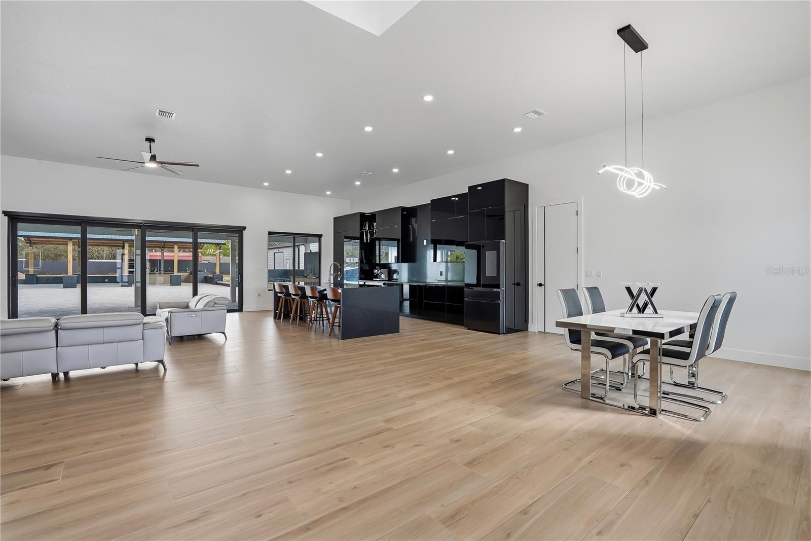 Listing photo id 23 for 17736 Overstreet Lane