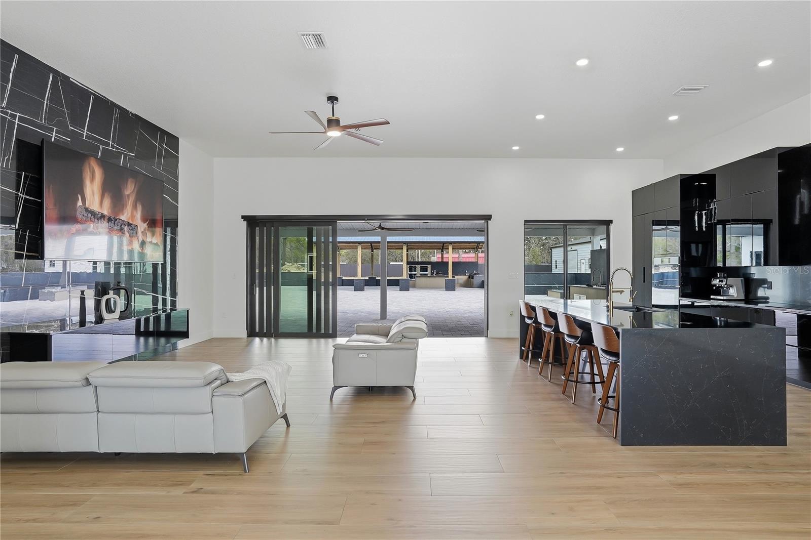 Listing photo id 26 for 17736 Overstreet Lane