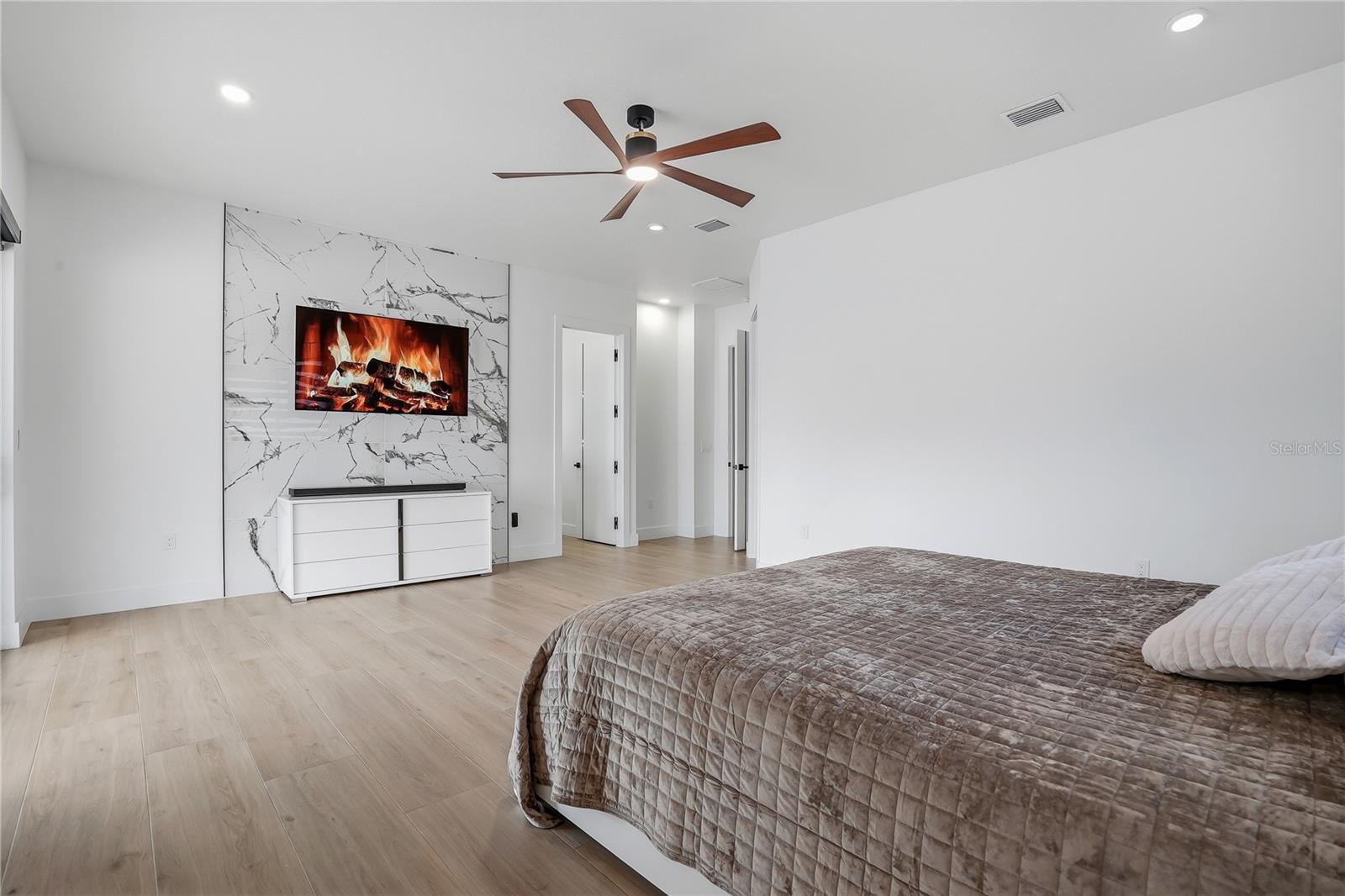 Listing photo id 29 for 17736 Overstreet Lane