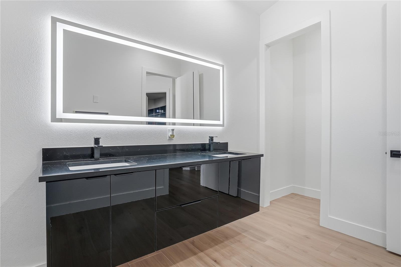 Listing photo id 33 for 17736 Overstreet Lane