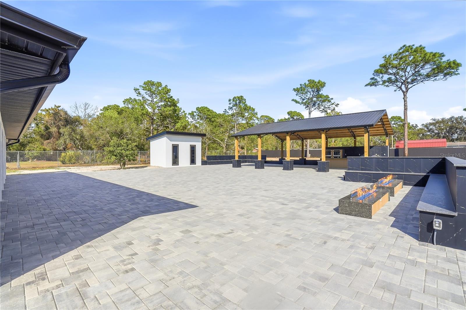 Listing photo id 50 for 17736 Overstreet Lane