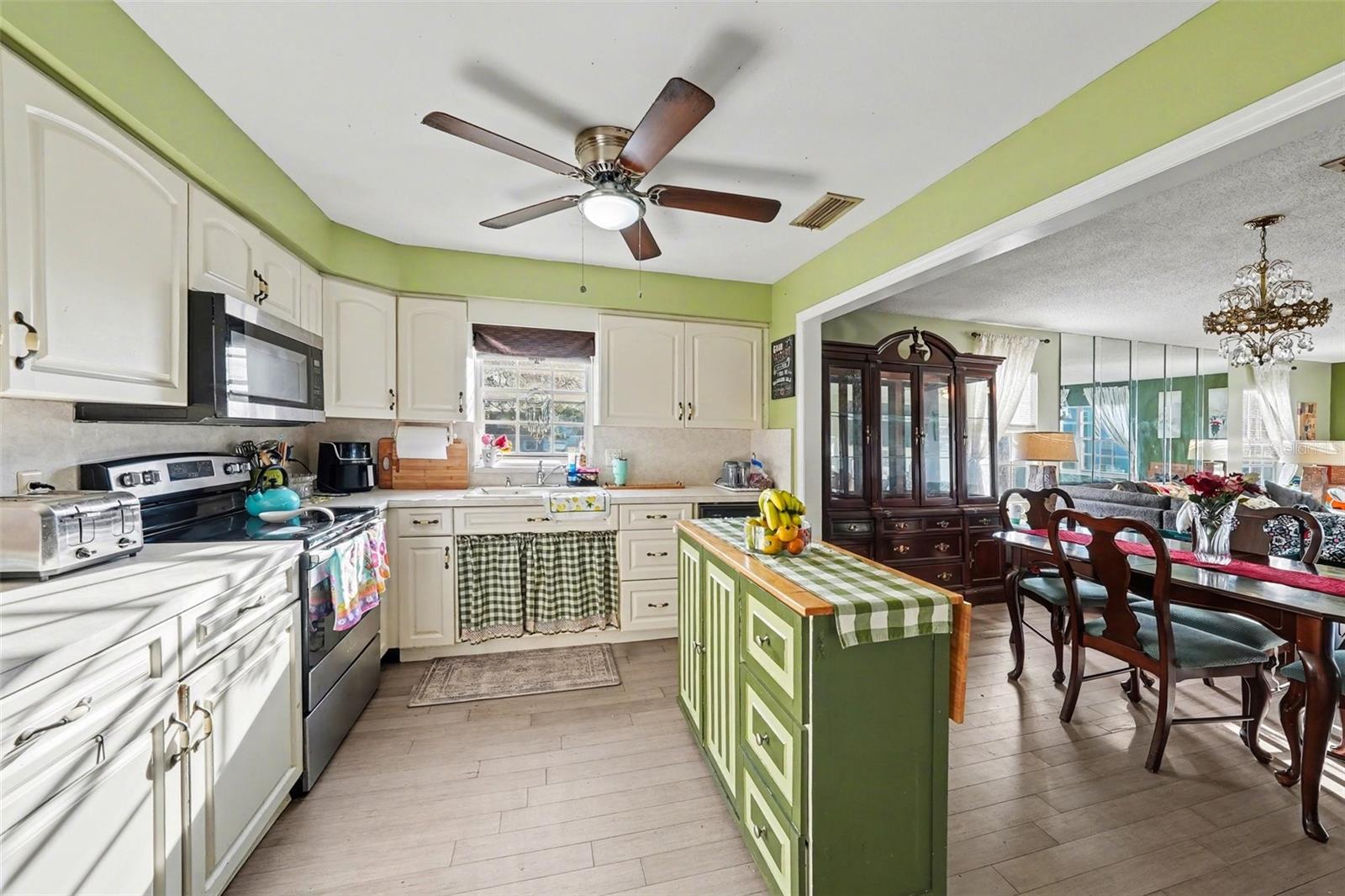 Image 10 of 30 For 701 Poinsettia Road 240