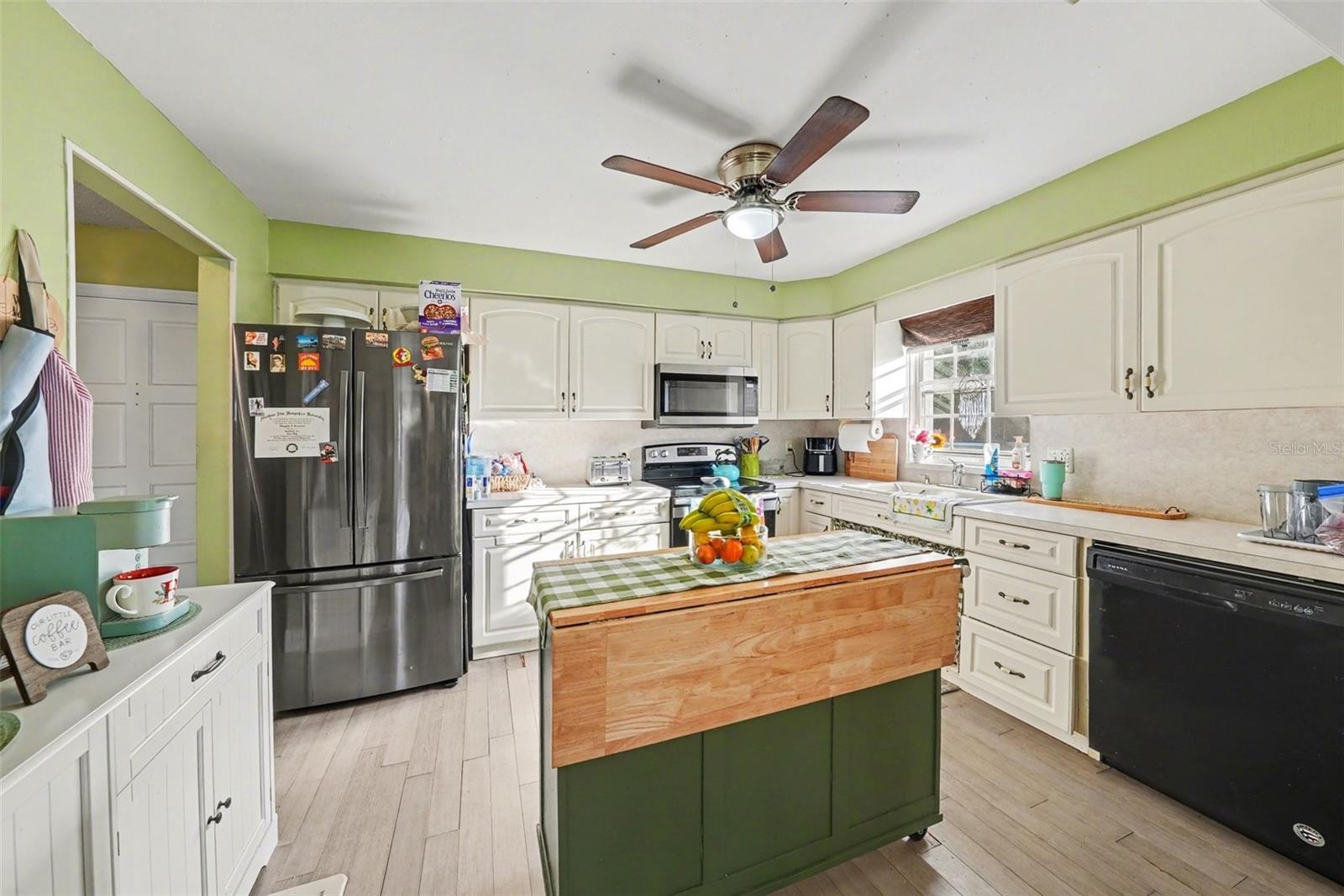 Image 12 of 30 For 701 Poinsettia Road 240