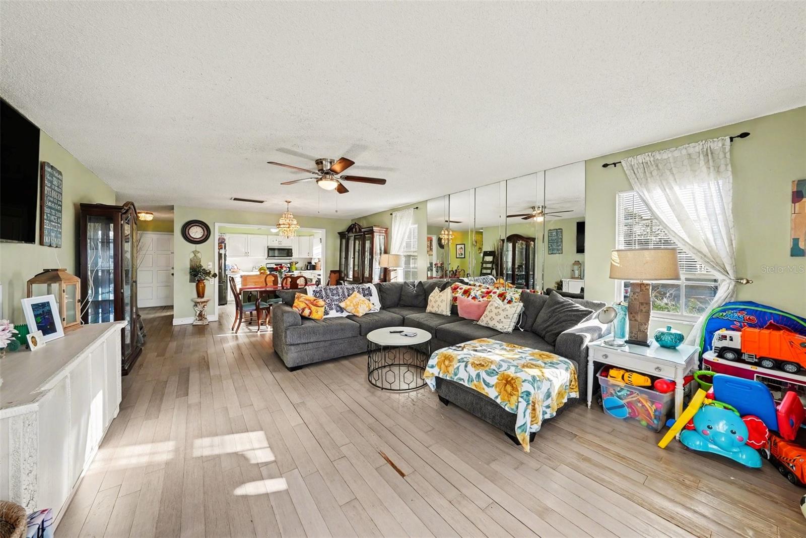 Image 5 of 30 For 701 Poinsettia Road 240