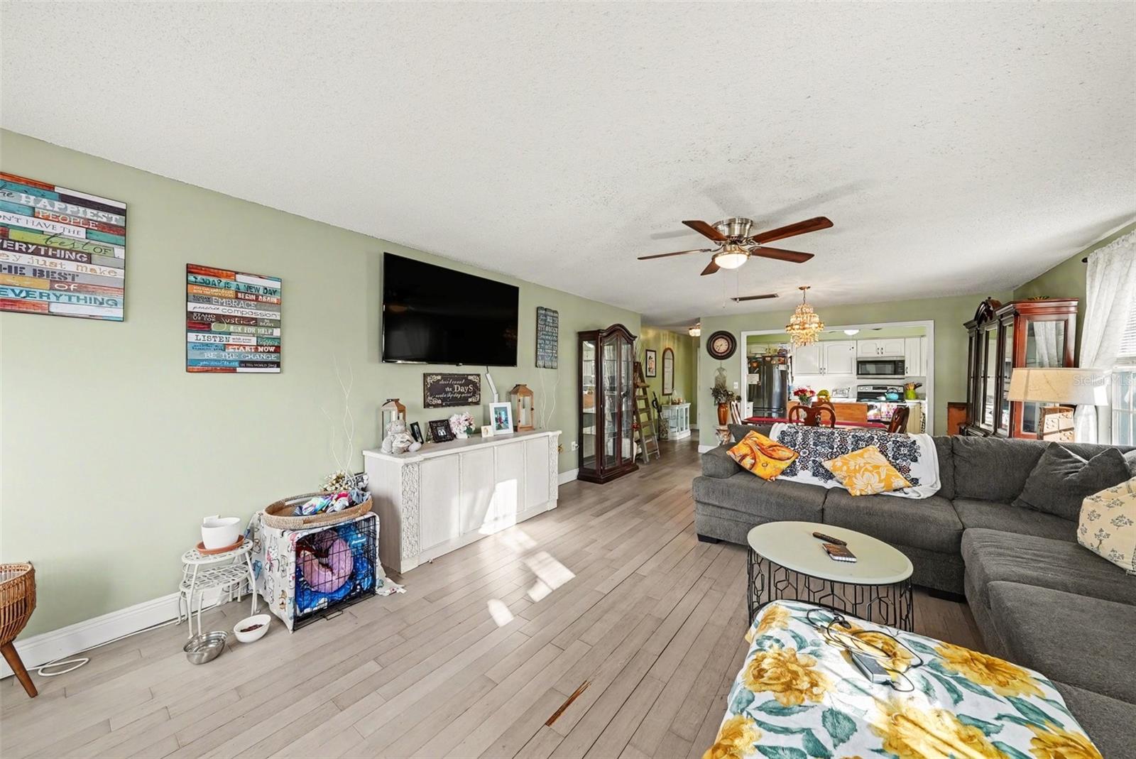 Image 6 of 30 For 701 Poinsettia Road 240