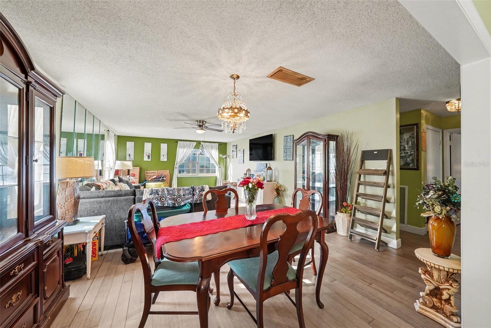 Image 7 of 30 For 701 Poinsettia Road 240