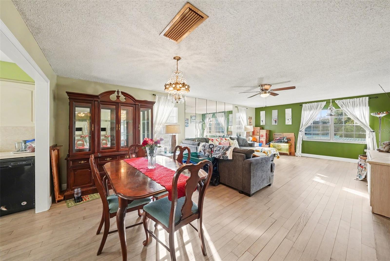 Image 8 of 30 For 701 Poinsettia Road 240