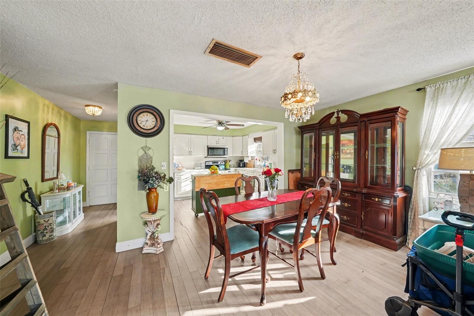 Image 9 of 30 For 701 Poinsettia Road 240