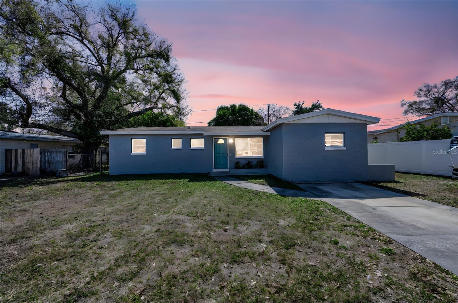 Listing photo id 0 for 5449 63rd Way N