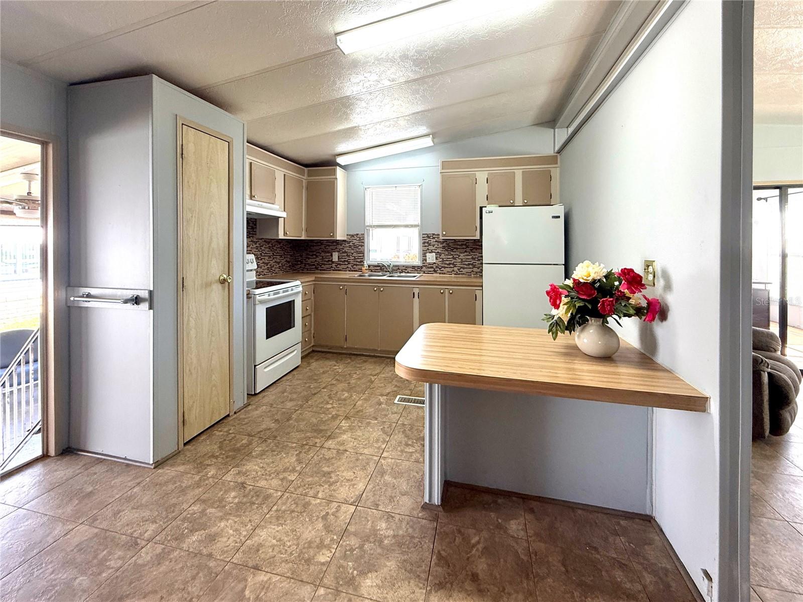 Image 4 of 14 For 225 Saint Thomas Circle