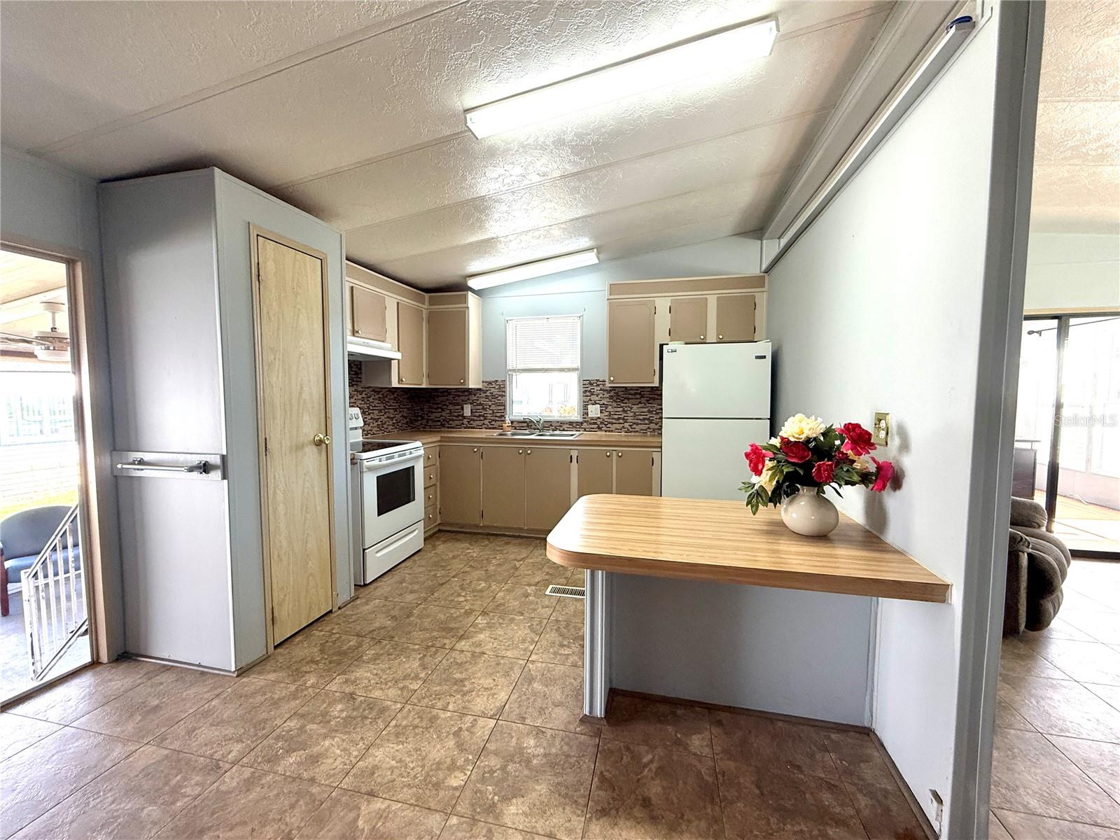 Image 7 of 14 For 225 Saint Thomas Circle