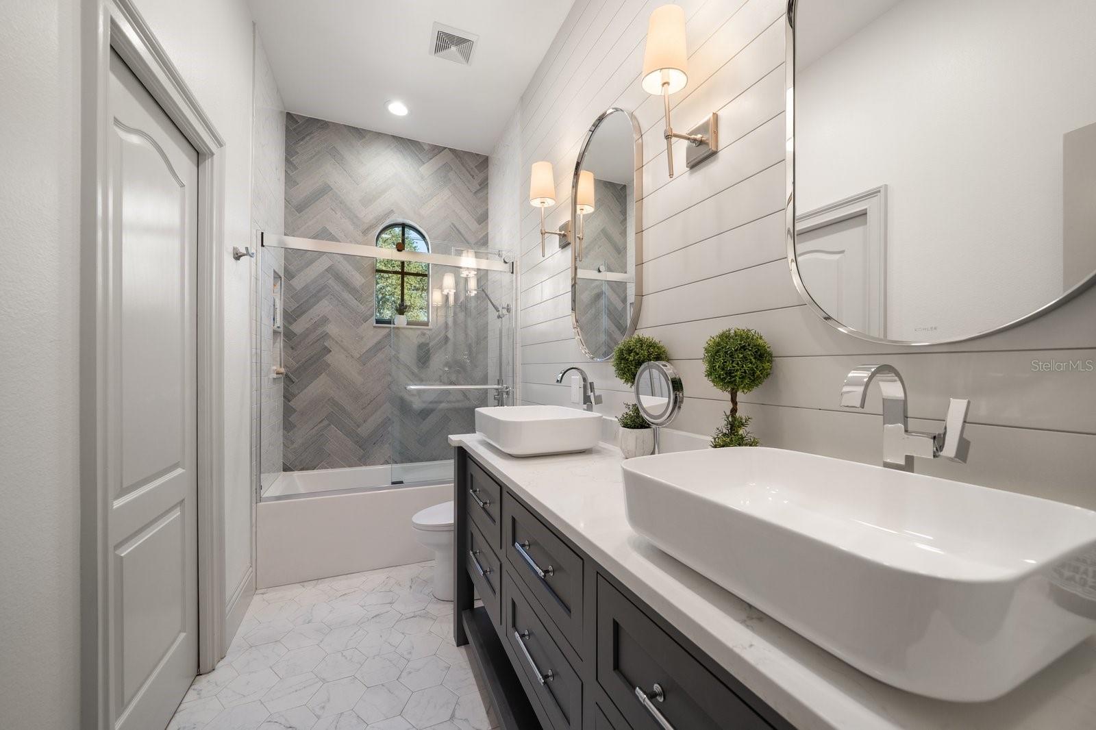 Listing photo id 31 for 3 Formosa Avenue