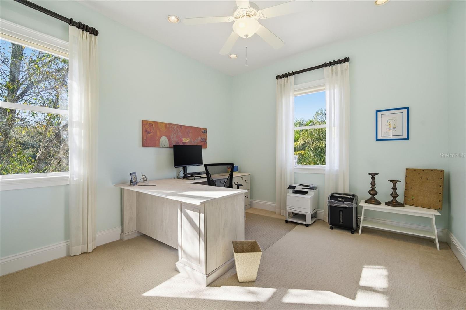 Listing photo id 11 for 4117 Azeele Street