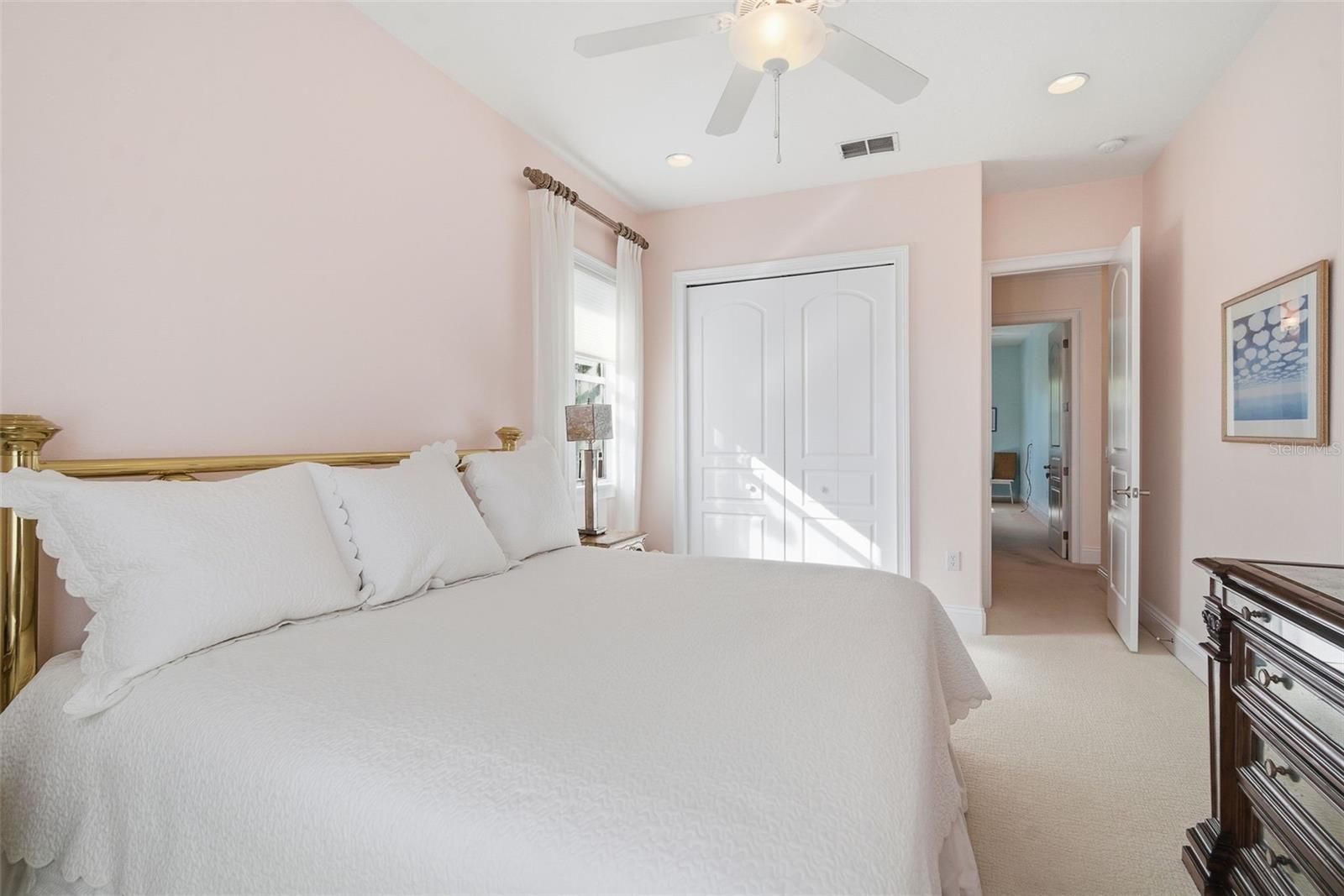 Listing photo id 13 for 4117 Azeele Street