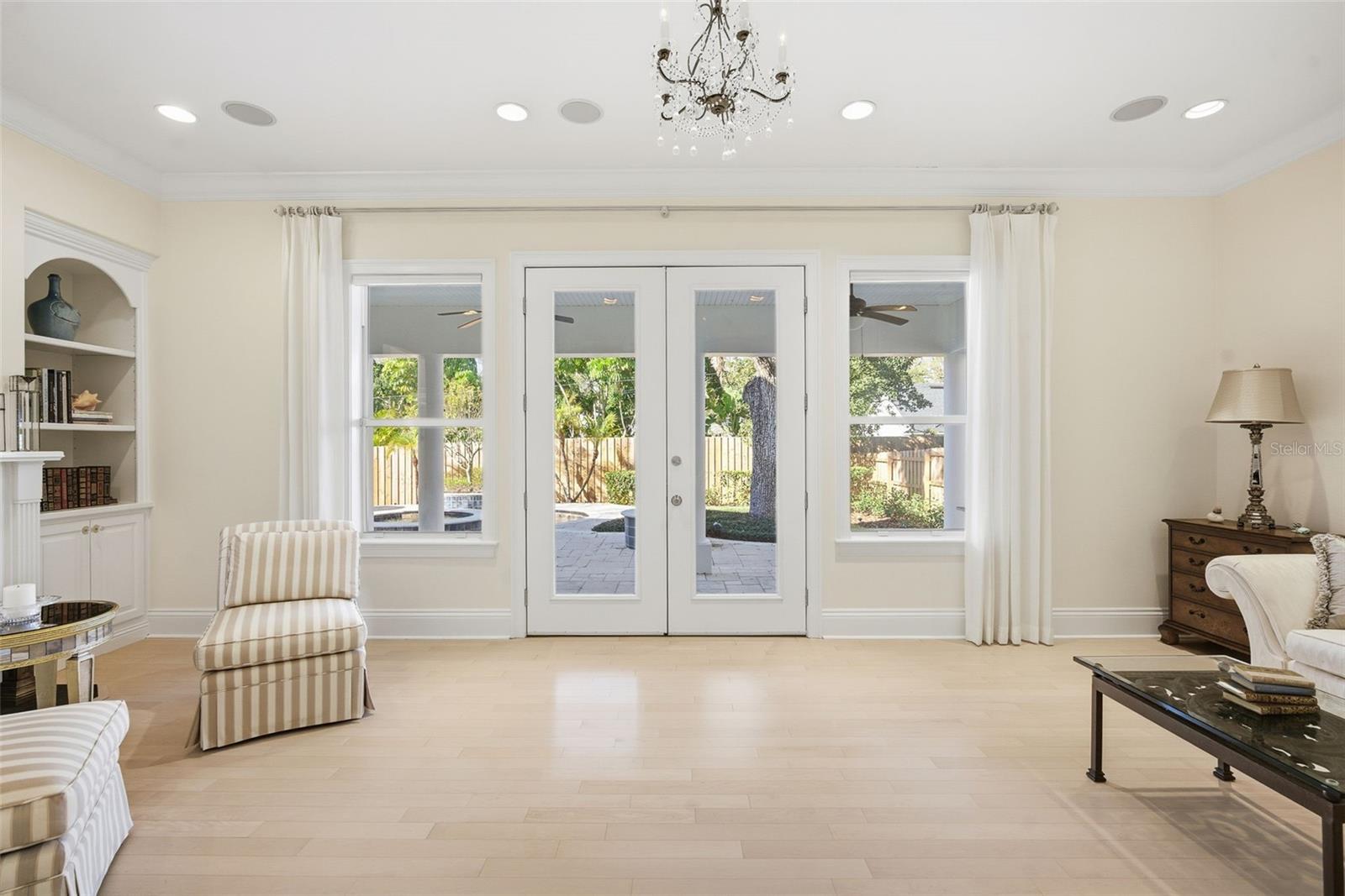 Listing photo id 15 for 4117 Azeele Street