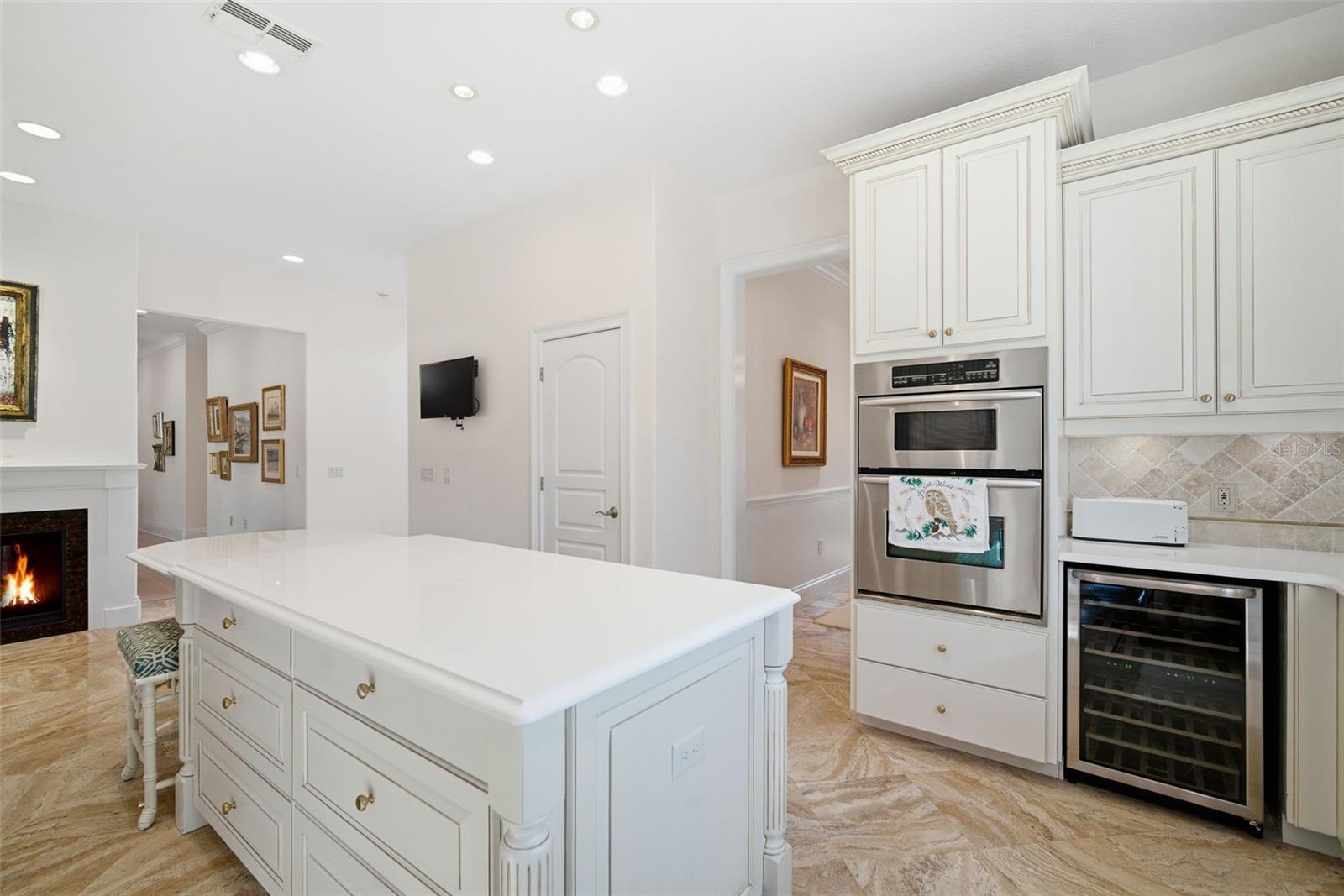 Listing photo id 21 for 4117 Azeele Street