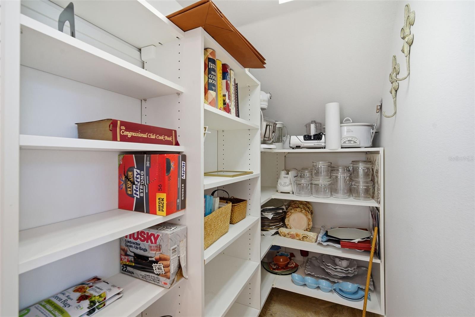 Listing photo id 22 for 4117 Azeele Street