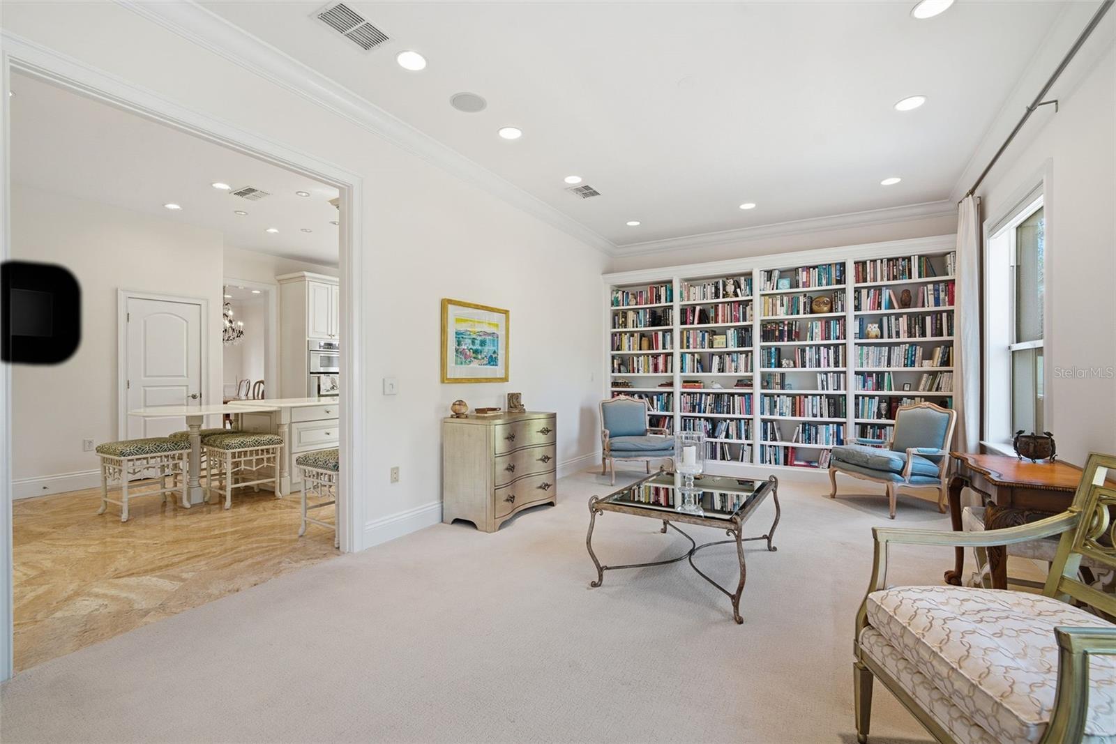 Listing photo id 25 for 4117 Azeele Street