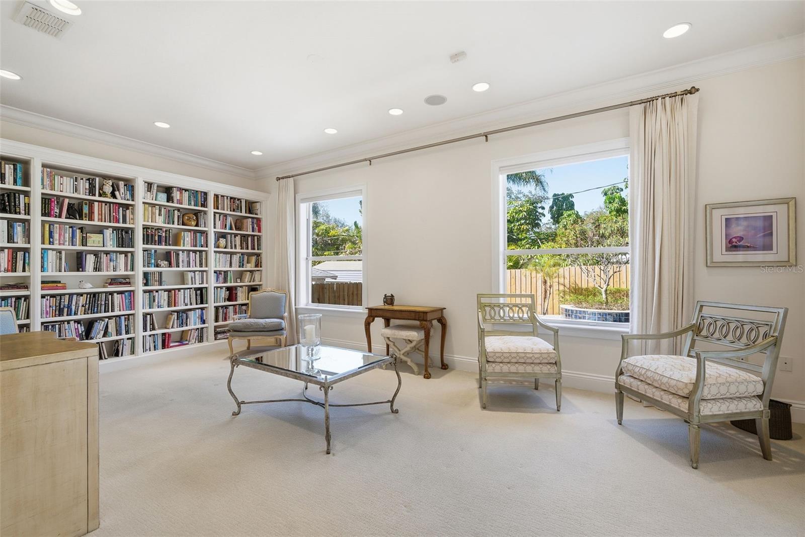 Listing photo id 26 for 4117 Azeele Street