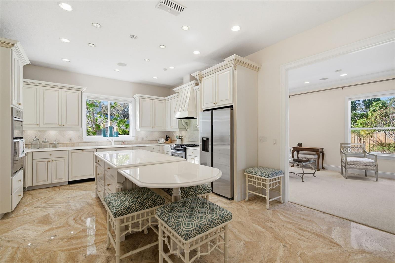 Listing photo id 1 for 4117 Azeele Street