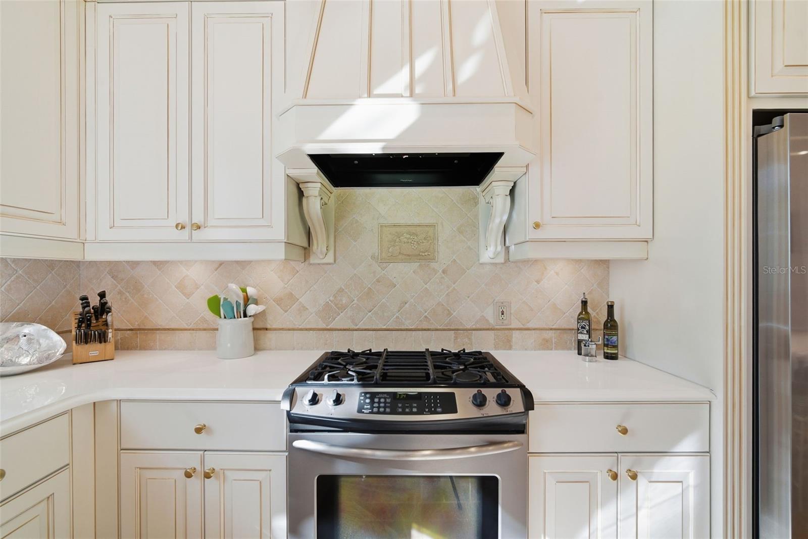 Listing photo id 28 for 4117 Azeele Street