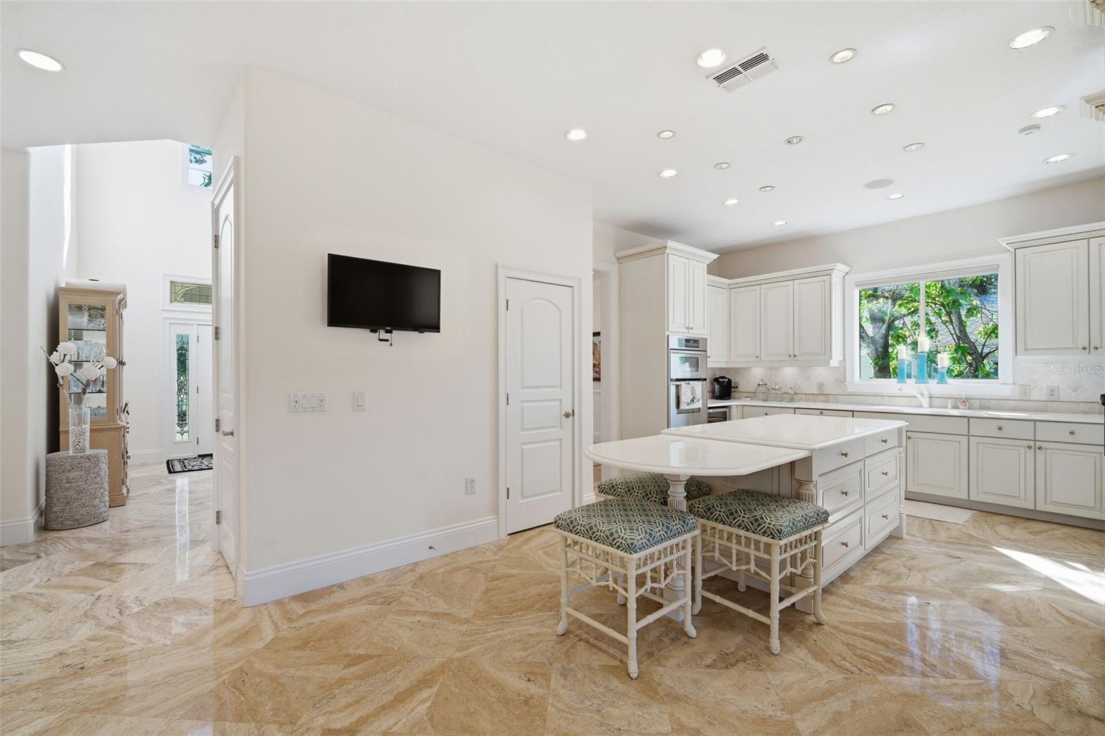 Listing photo id 30 for 4117 Azeele Street