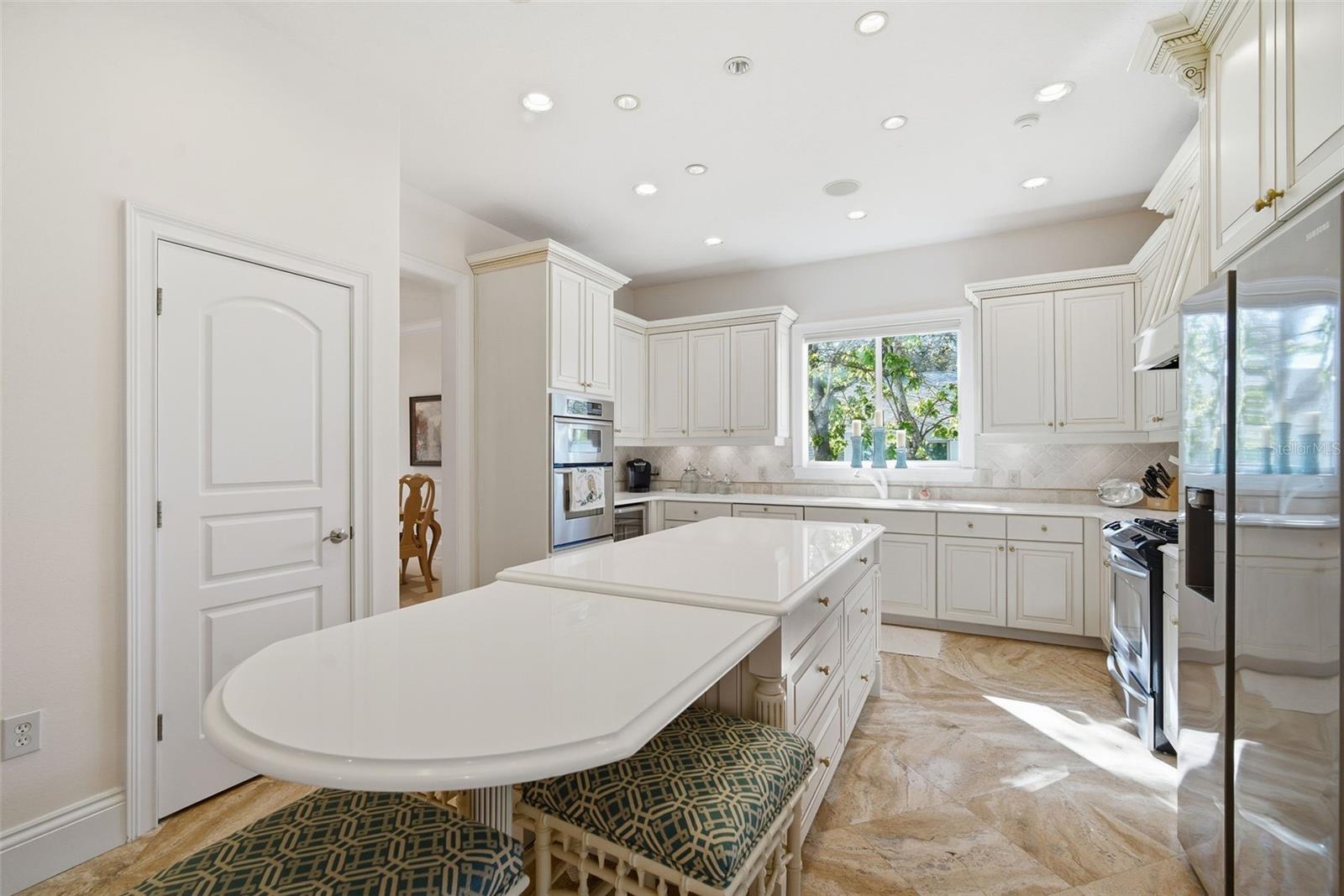 Listing photo id 31 for 4117 Azeele Street