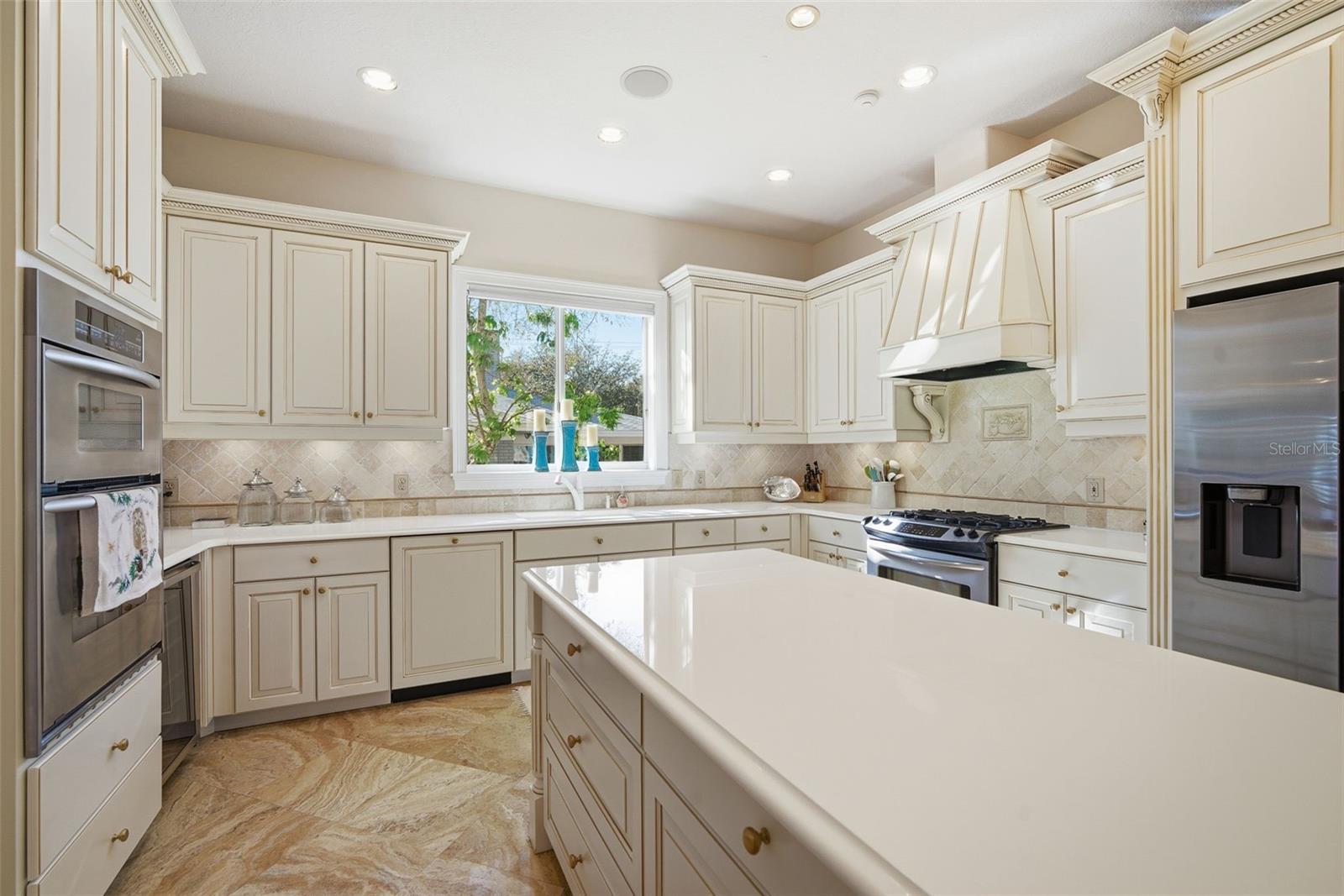 Listing photo id 32 for 4117 Azeele Street