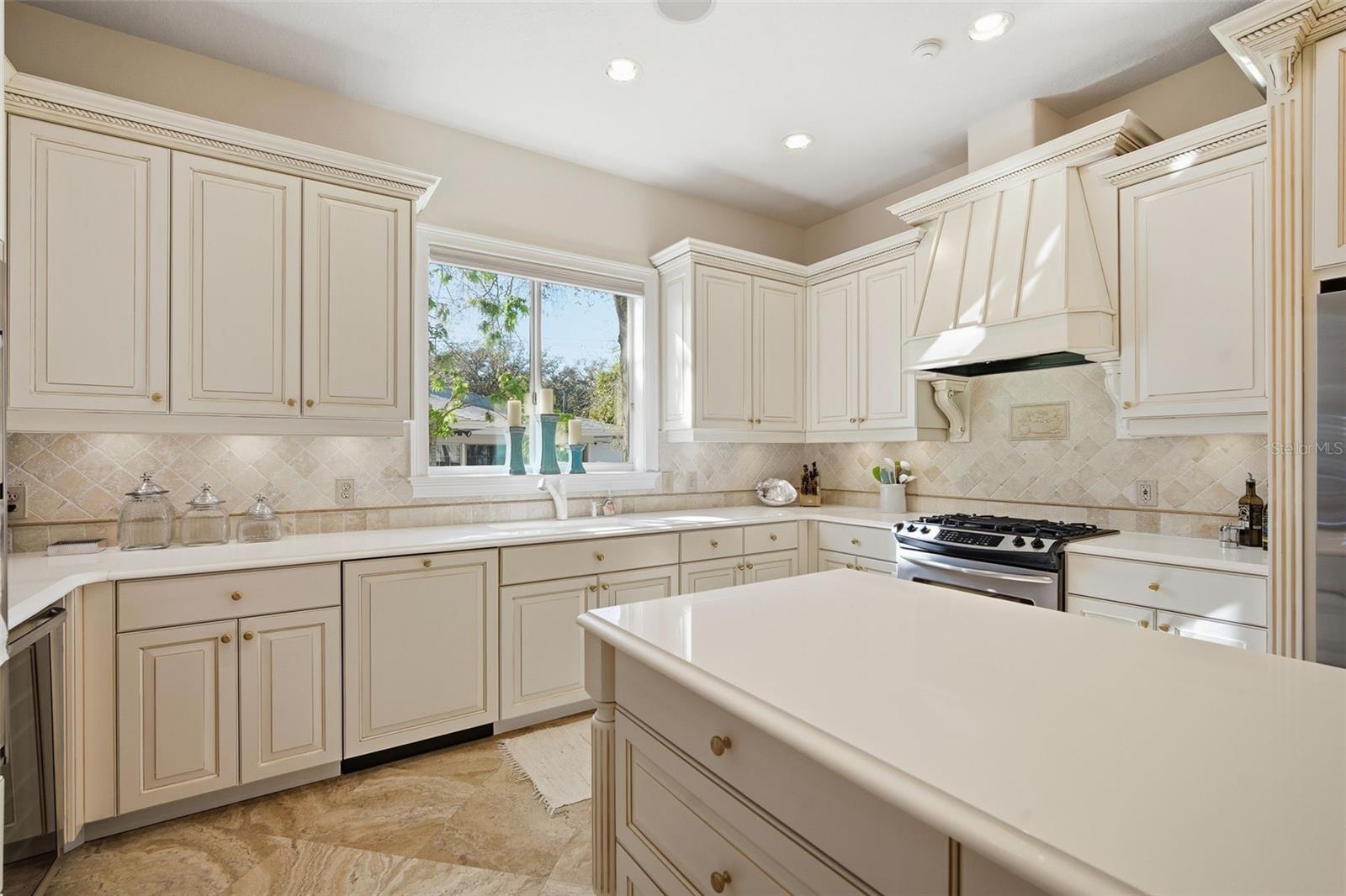 Listing photo id 33 for 4117 Azeele Street