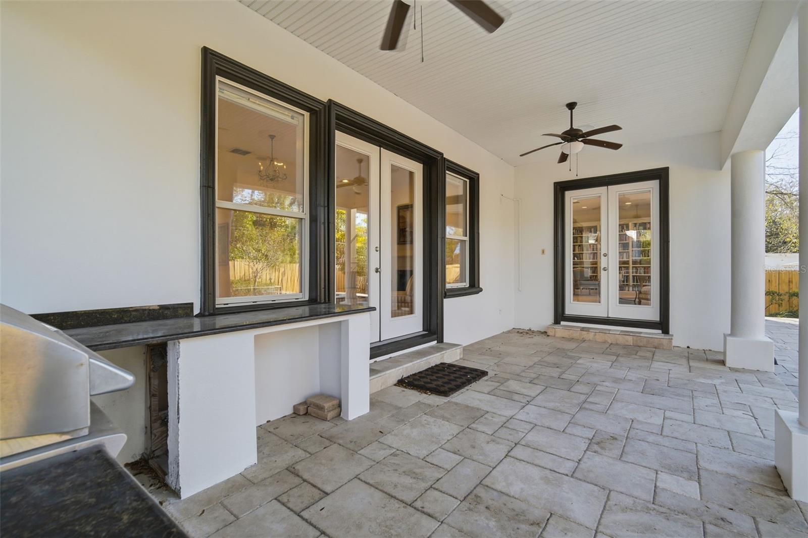 Listing photo id 40 for 4117 Azeele Street