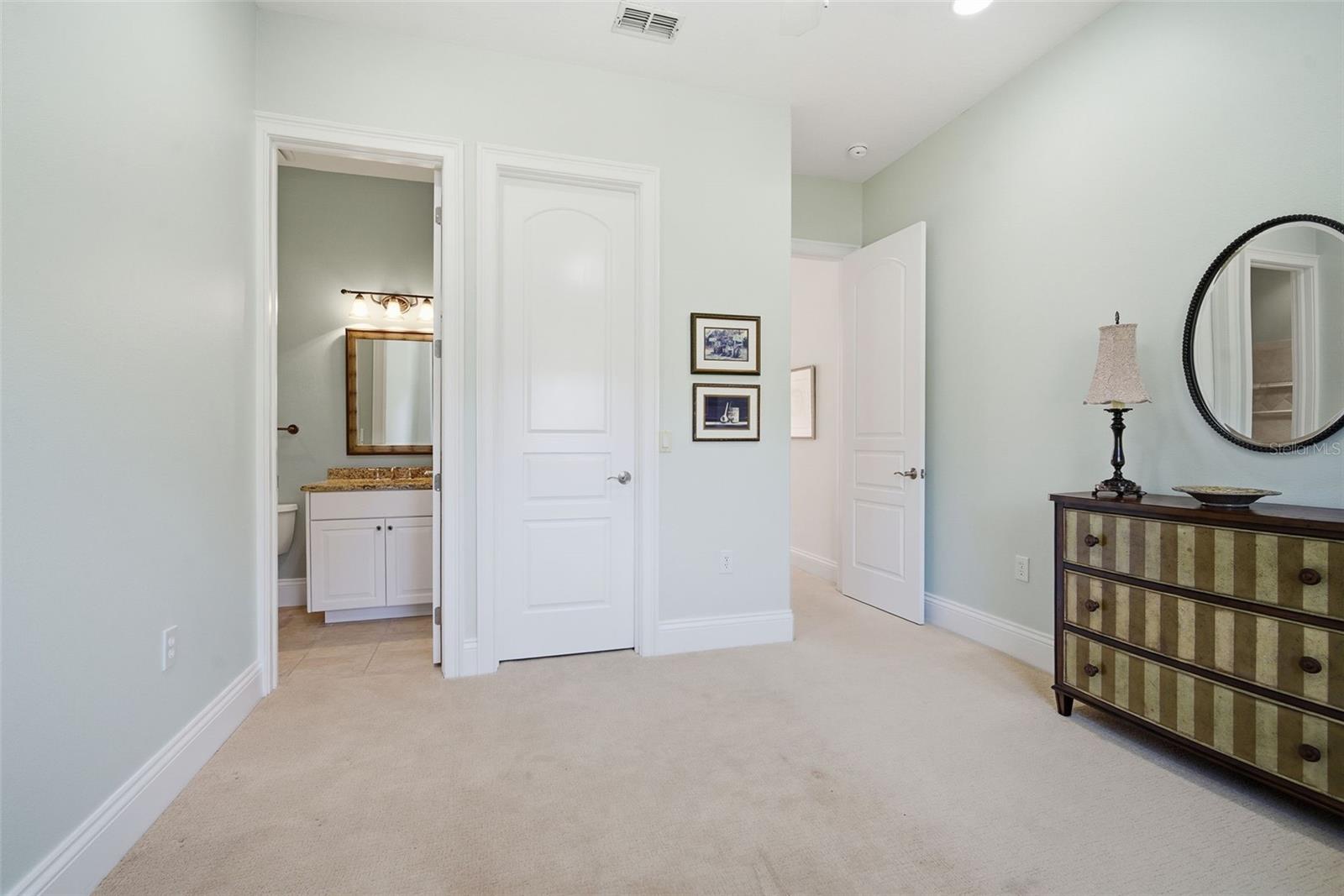 Listing photo id 57 for 4117 Azeele Street