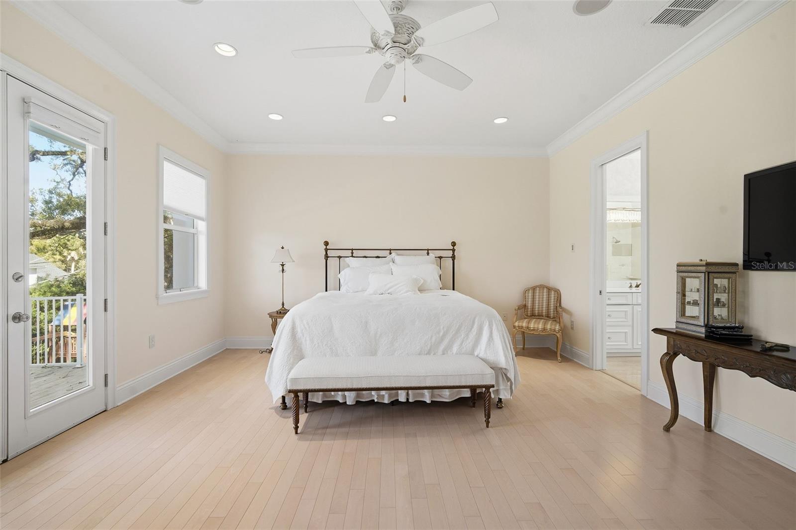 Listing photo id 62 for 4117 Azeele Street