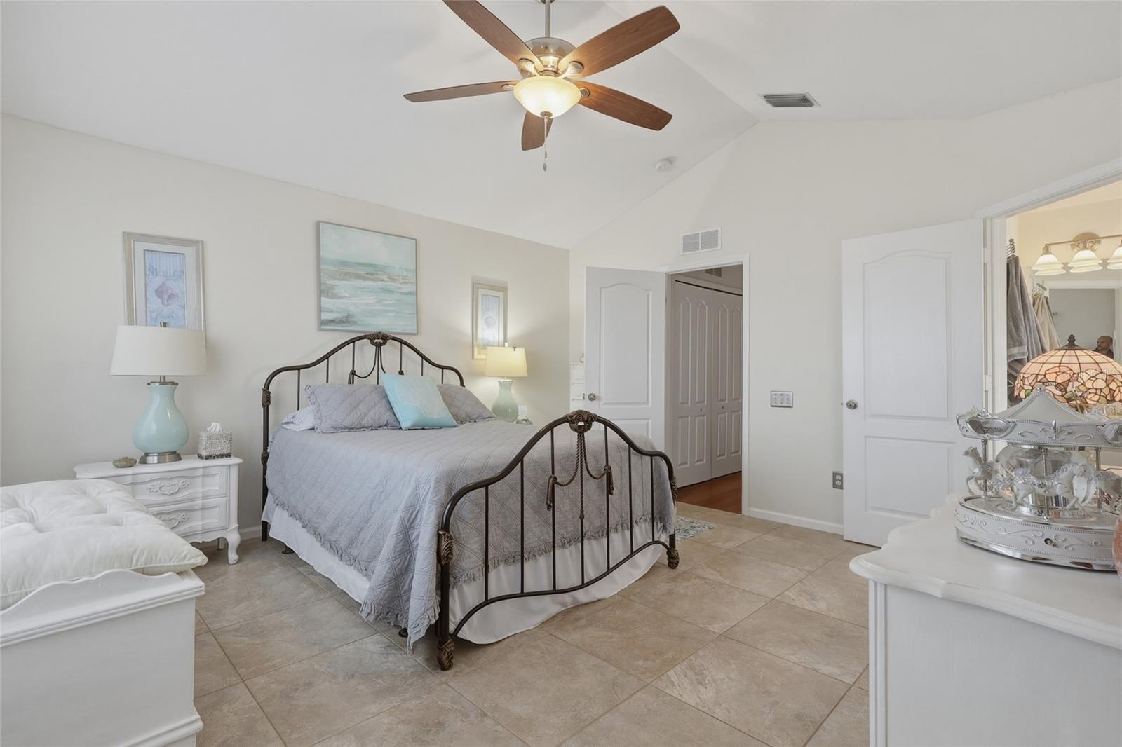 Listing photo id 12 for 4949 Pond Ridge Drive