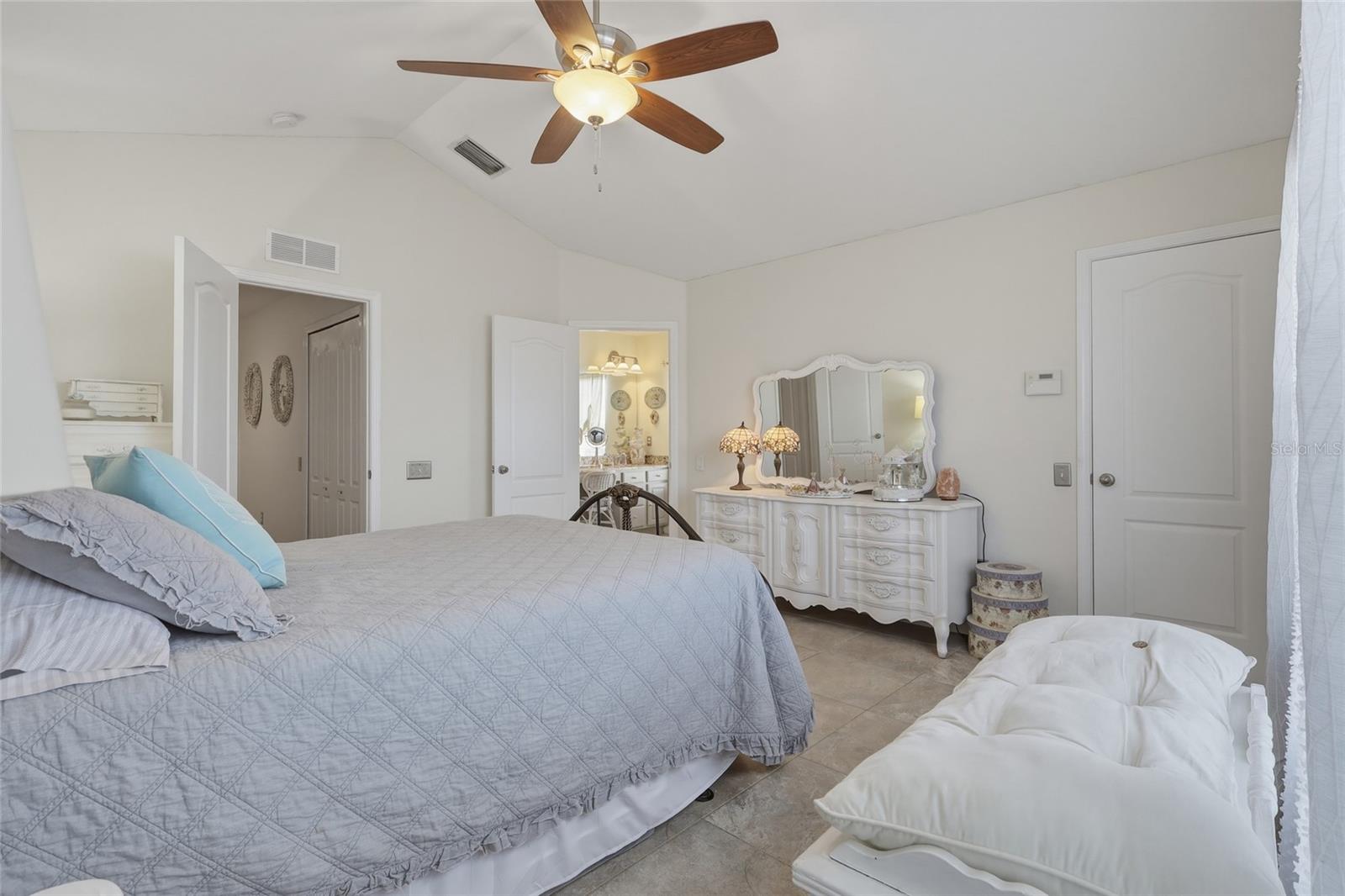 Listing photo id 13 for 4949 Pond Ridge Drive