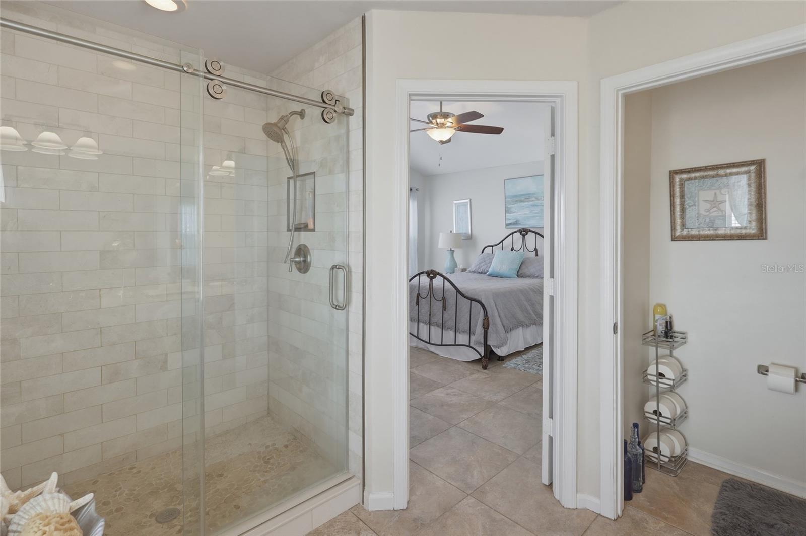 Listing photo id 15 for 4949 Pond Ridge Drive