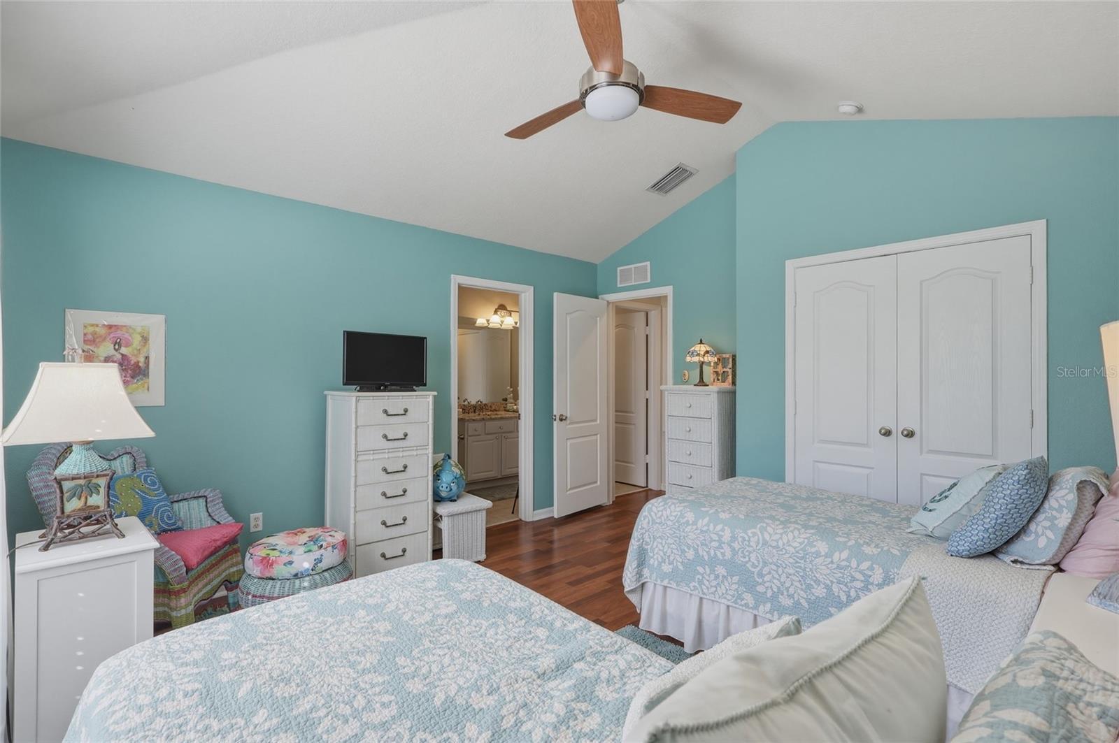 Listing photo id 16 for 4949 Pond Ridge Drive