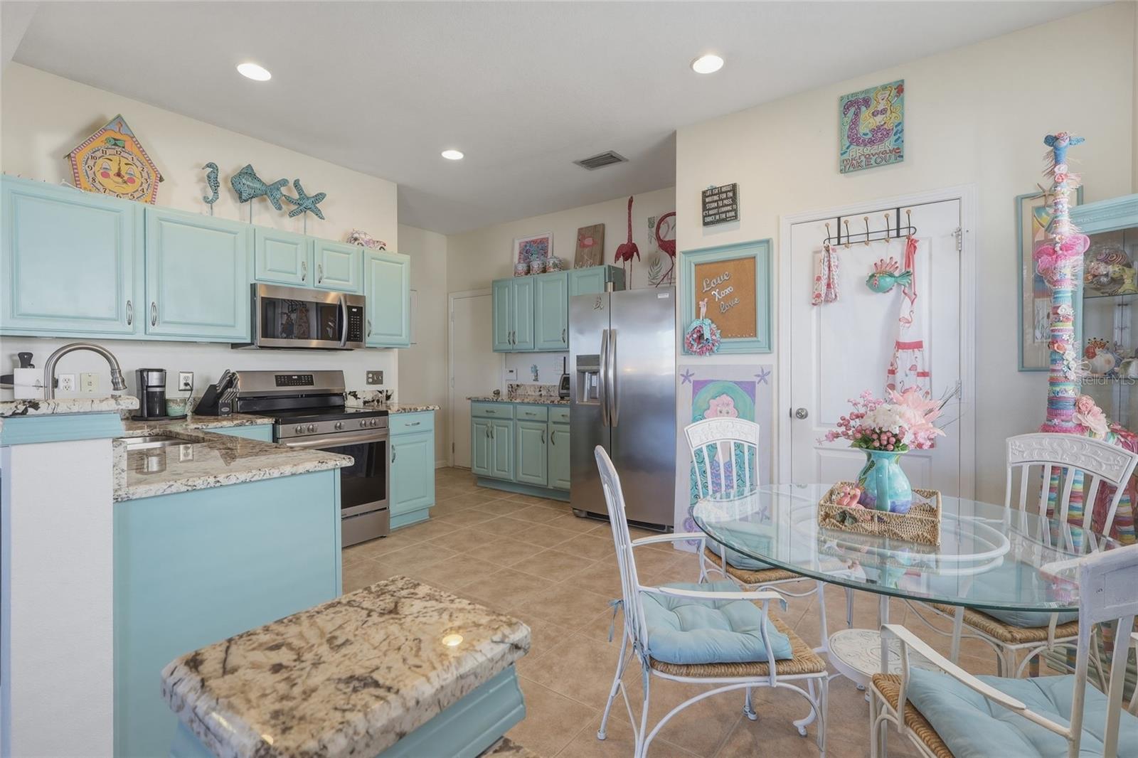 Listing photo id 6 for 4949 Pond Ridge Drive