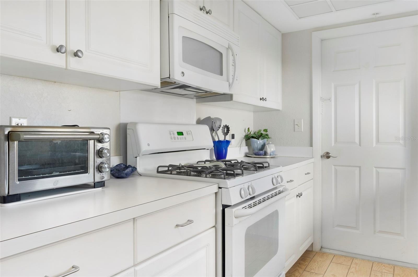 Listing photo id 7 for 1950 59th Avenue N 119