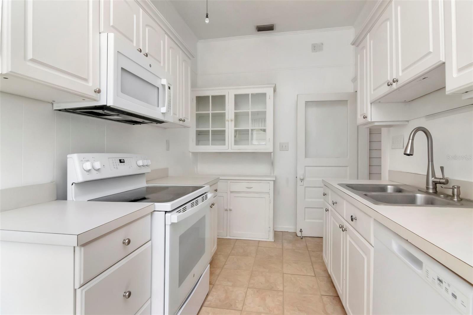 Listing photo id 10 for 1012 Rome Avenue