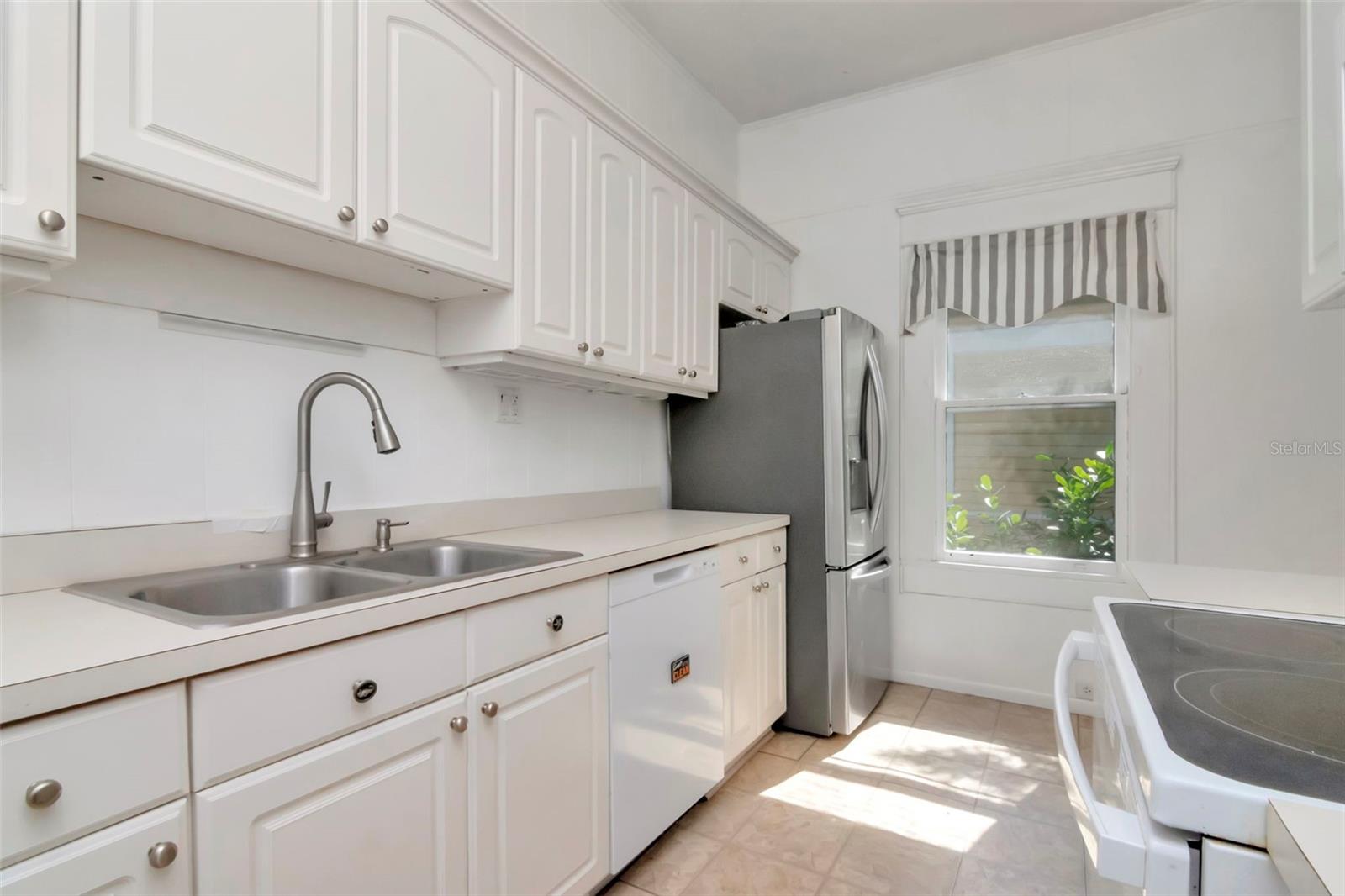 Listing photo id 11 for 1012 Rome Avenue