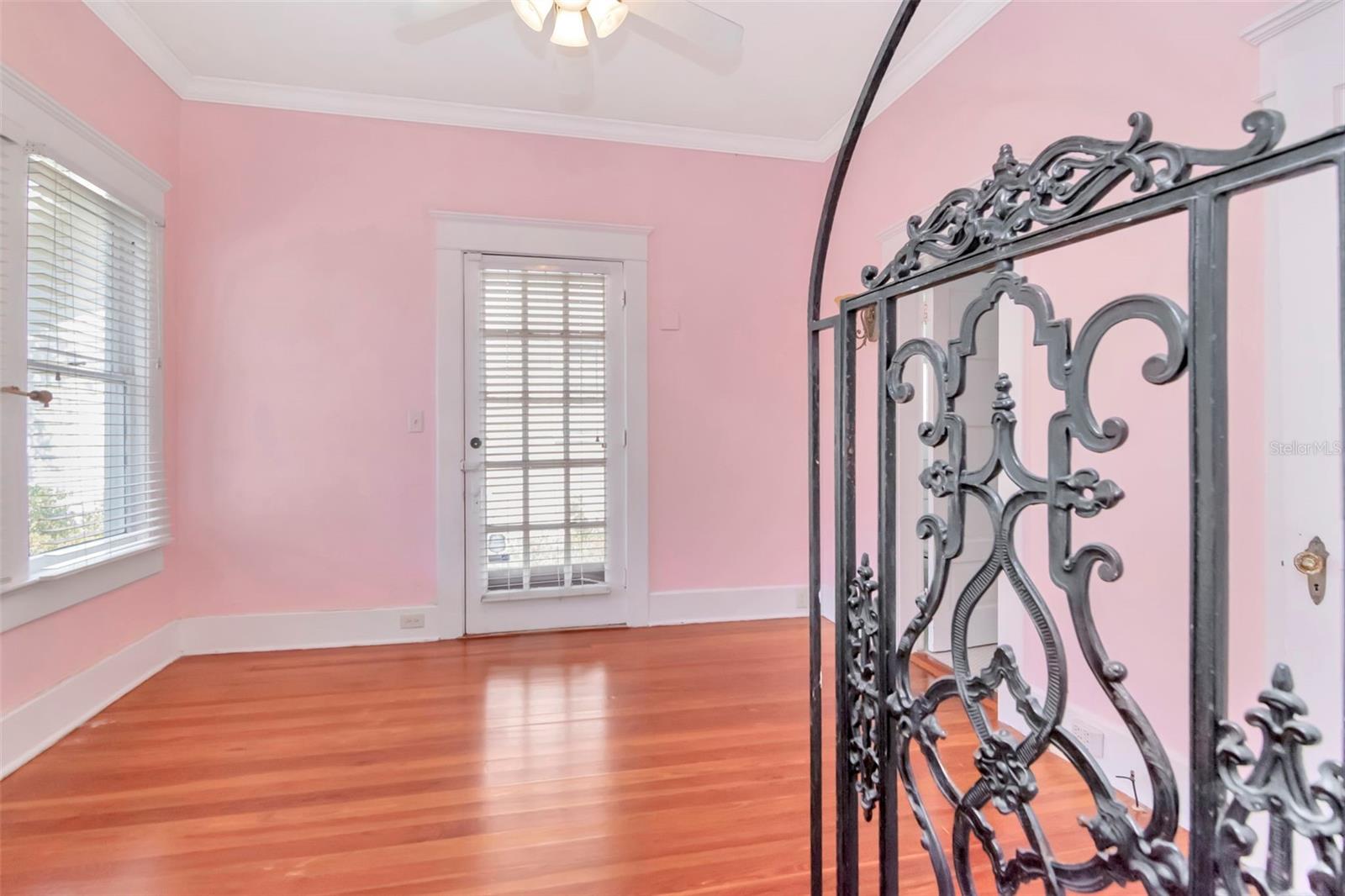 Listing photo id 12 for 1012 Rome Avenue