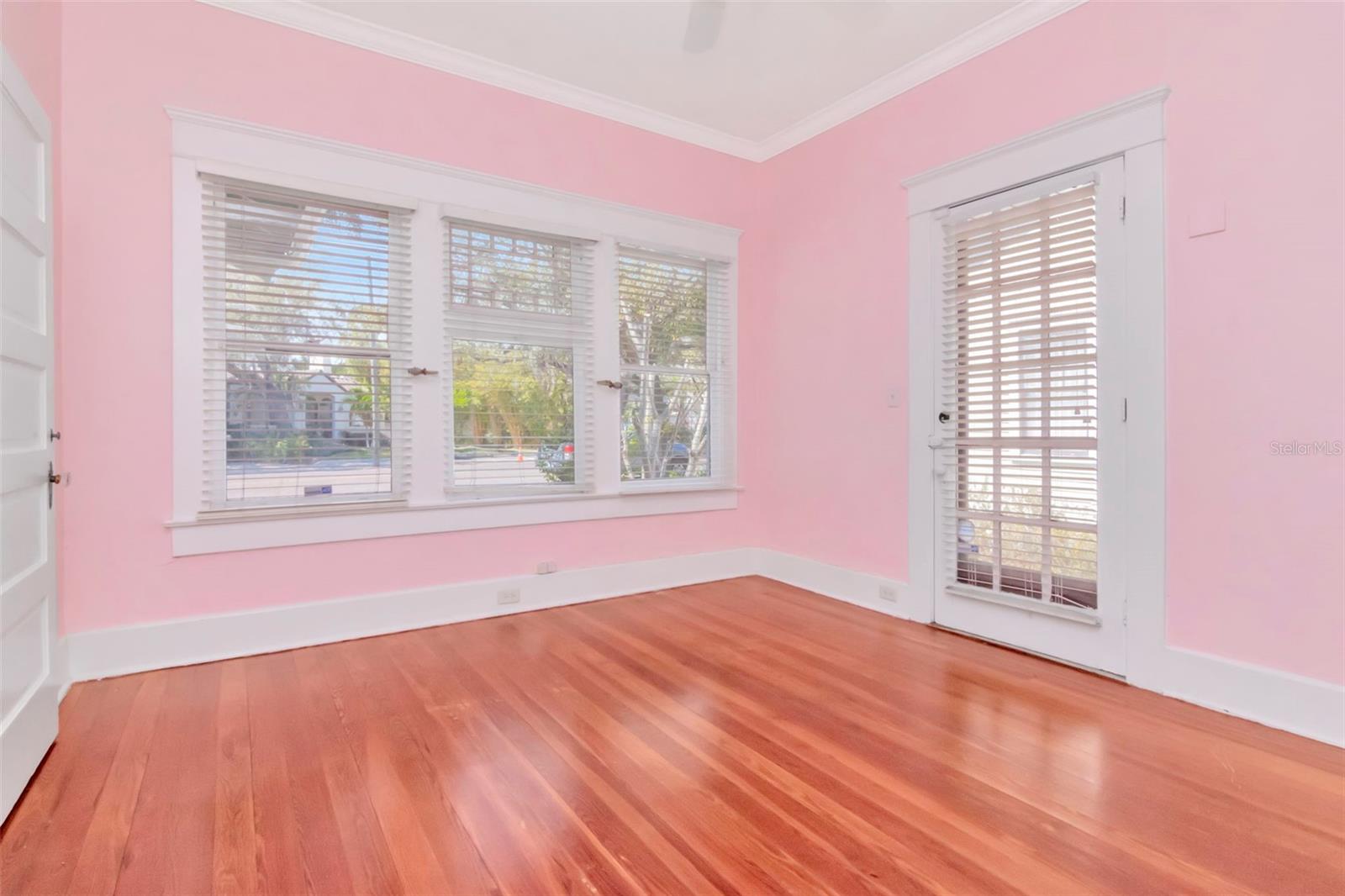 Listing photo id 13 for 1012 Rome Avenue