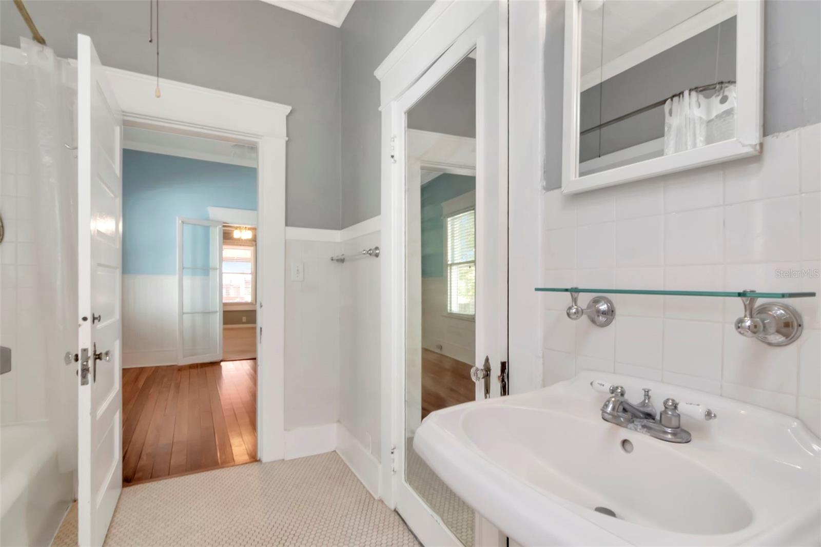 Listing photo id 14 for 1012 Rome Avenue