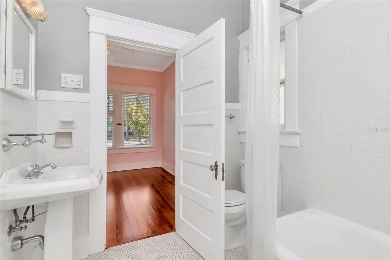 Listing photo id 15 for 1012 Rome Avenue